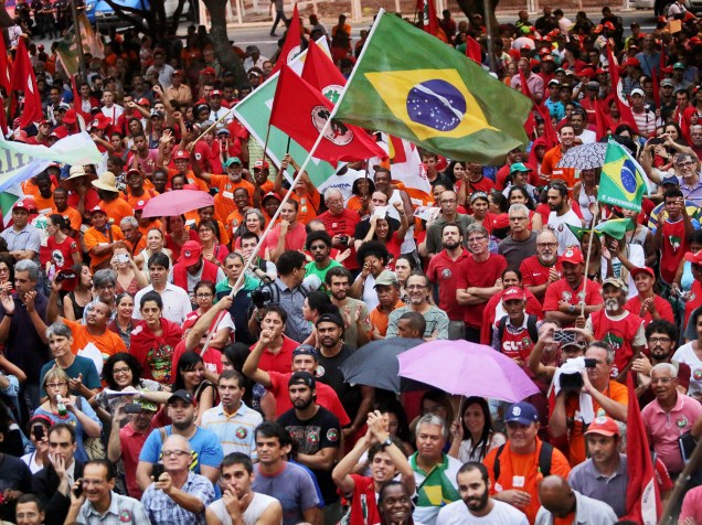 Sindicalistas protestam em favor da classe trabalhadora na região central do Rio de Janeiro