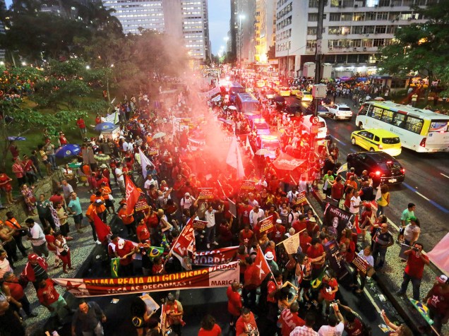 Sindicalistas protestam em favor da classe trabalhadora na região central do Rio de Janeiro