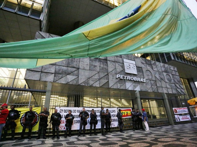 Sindicalistas protestam em frente à sede da Petrobrás na região central do Rio de Janeiro