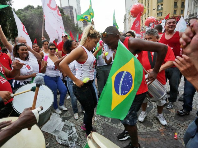 Manifestantes sindicalistas em momento de descontração durante protesto na região central do Rio de Janeiro