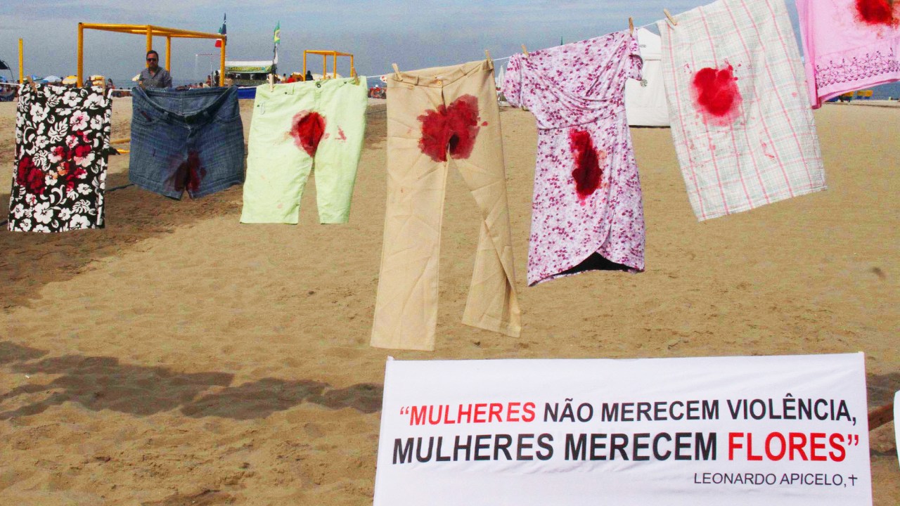 Intervenção expõe 33 peças "sujas'' de sangue em varal na orla de Copacabana, no Rio de Janeiro (RJ) em protesto contra os 33 suspeitos de abuso sexual a uma jovem de 16 anos