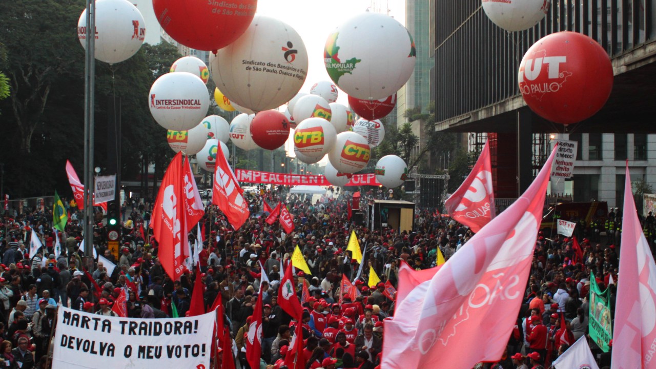 Manifestantes ligados à diversos movimentos sociais, culturais e centrais sindicais participam do ato 'Fora Temer, Não ao Golpe, Nenhum Direito a Menos!', na Avenida Paulista, em São Paulo (SP) - 10/06/2016
