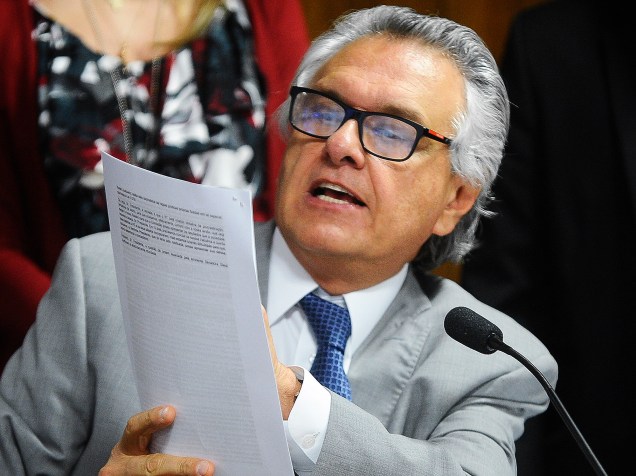 O senador Ronaldo Caiado (DEM-GO), discursa durante sessão da comissão do impeachment - 04/05/2016