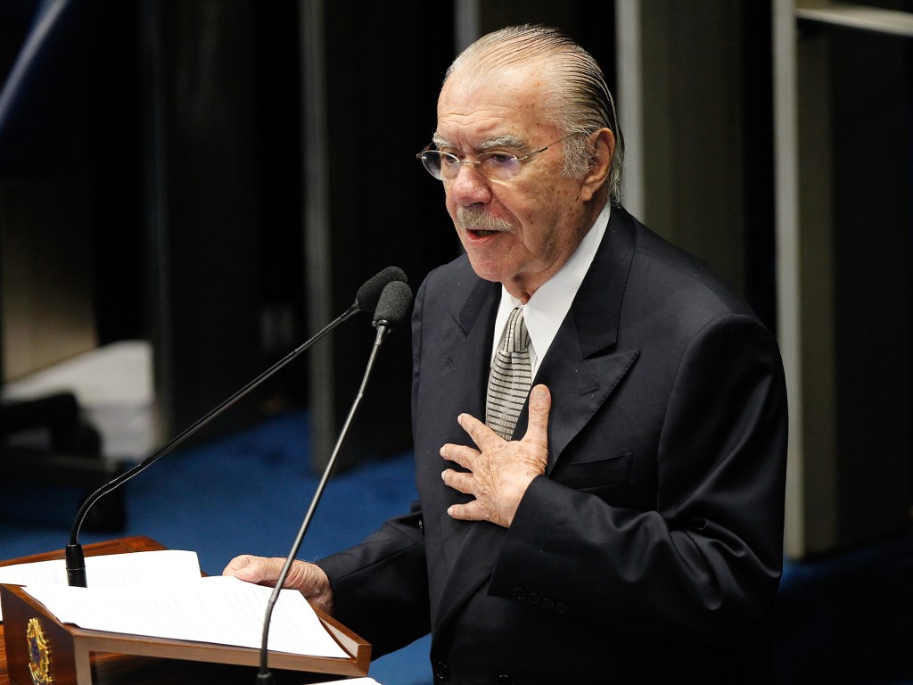 O senador José Sarney (PMDB-AP), durante discurso de despedida na tribuna do Senado Federal, em Brasília (DF) - 18/12/2014