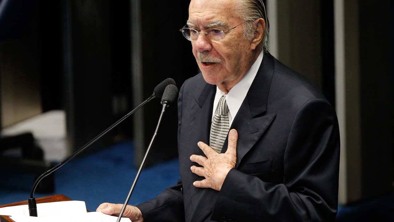 O senador José Sarney (PMDB-AP), durante discurso de despedida na tribuna do Senado Federal, em Brasília (DF) - 18/12/2014