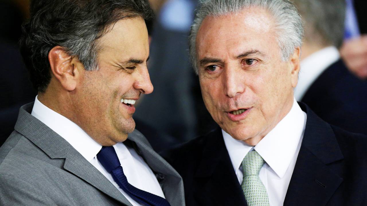 O presidente da República em exercício, Michel Temer, e o senador Aécio Neves (PSDB-MG), durante posse do novo ministério em cerimônia no Palácio do Planalto, em Brasília (DF) - 12/05/2016