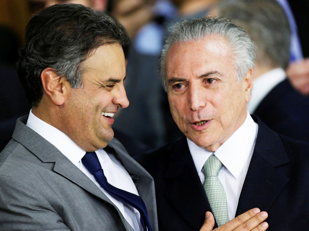 O presidente da República em exercício, Michel Temer, e o senador Aécio Neves (PSDB-MG), durante posse do novo ministério em cerimônia no Palácio do Planalto, em Brasília (DF) - 12/05/2016