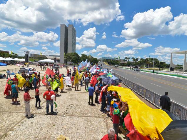 Movimentação de populares da Esplanada dos Ministérios até o Congresso Nacional, em Brasília (DF), antes da posse da presidente Dilma Rousseff - 01/01/2015