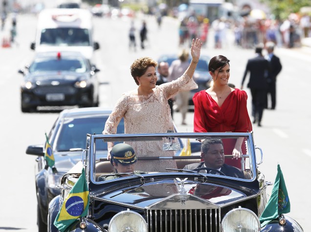 A presidente Dilma Rousseff desfila em carro aberto com a filha, Paula, com destino ao Congresso Nacional, em Brasília, onde tomará posse de seu segundo mandato - 01/01/2015