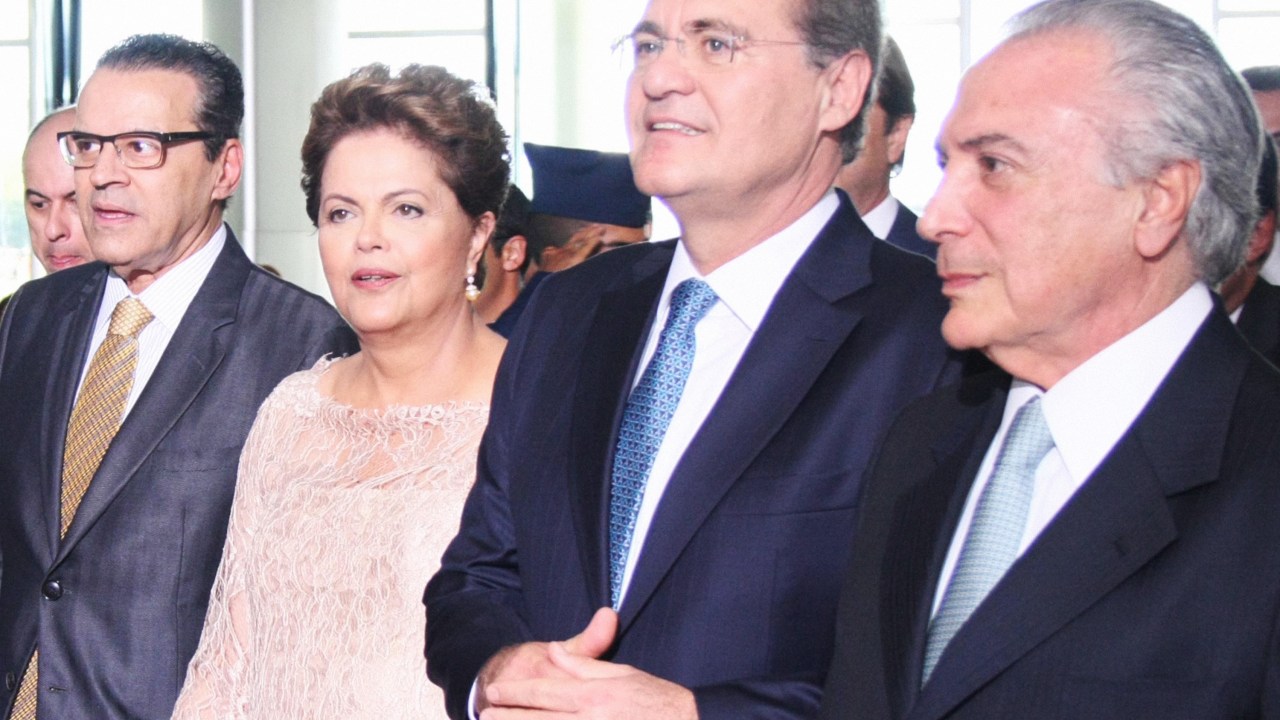 A presidente Dilma Rousseff acompanhada de Henrique Eduardo Alves, Renan Calheiros e Michel Temer na chegada para a cerimônia de posse em Brasília - 01/01/2015