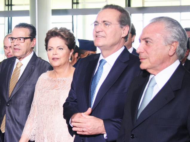A presidente Dilma Rousseff acompanhada de Henrique Eduardo Alves, Renan Calheiros e Michel Temer na chegada para a cerimônia de posse em Brasília - 01/01/2015