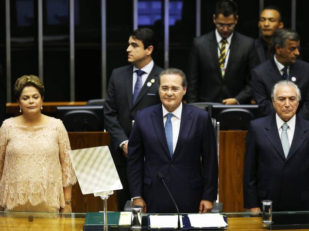 A presidente Dilma Rousseff é vista ao lado de Renan Calheiros, e Michel Temer, durante a posse de seu segundo mandato - 01/01/2015