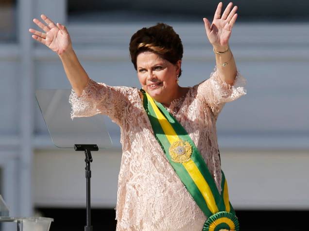 Dilma Rousseff acena para a multidão depois de ser empossada para seu segundo mandato de quatro anos, em Brasília - 01/01/2015