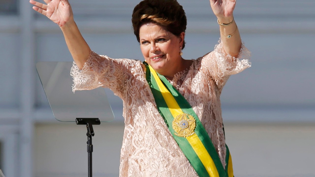 Dilma Rousseff acena para a multidão depois de ser empossada para seu segundo mandato de quatro anos, em Brasília - 01/01/2015