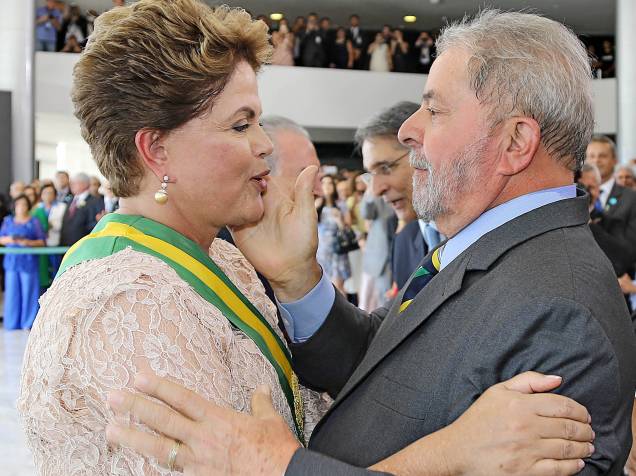 A presidente reeleita Dilma Rousseff, cumprimenta Lula durante cerimônia de posse de seu segundo mandato, no Palácio do Planalto - 01/01/2015
