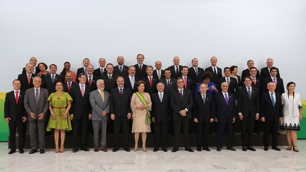 A presidente Dilma Rousseff posa com os novos ministros do seu segundo mandato à frente da Presidência da República