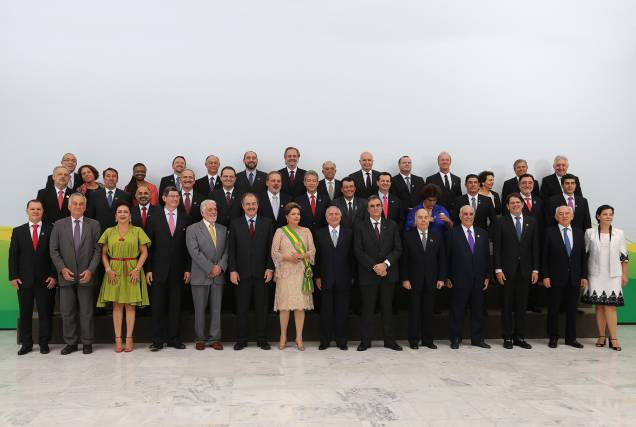 A presidente Dilma Rousseff posa com os novos ministros do o seu segundo mandato à frente da Presidência da República