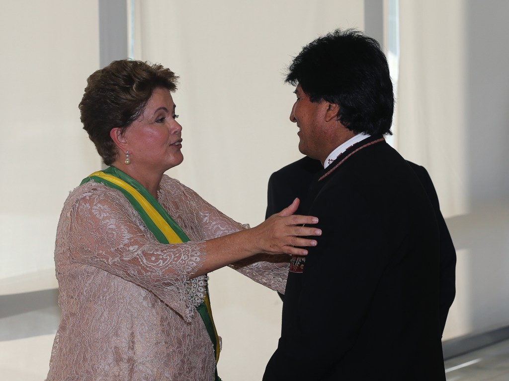 Em Brasília, a presidente Dilma Rousseff recebe cumprimentos do presidente da Bolívia, Evo Morales, Palácio do Planalto, após tomar posse no seu segundo mandato à frente da Presidência da República