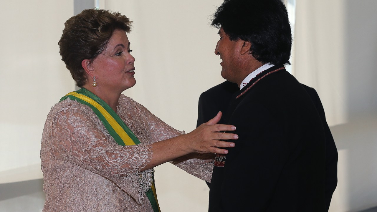 Em Brasília, a presidente Dilma Rousseff recebe cumprimentos do presidente da Bolívia, Evo Morales, Palácio do Planalto, após tomar posse no seu segundo mandato à frente da Presidência da República