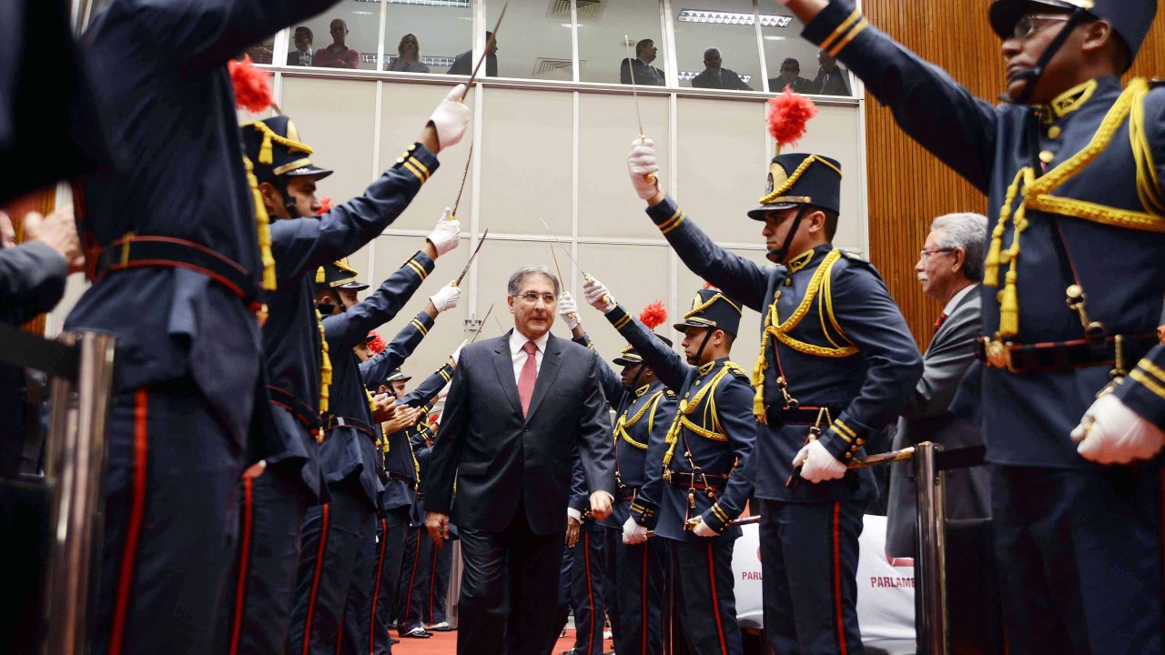 O governador eleito Fernando Pimentel passa pela tropa dos Dragões da Independência, na chegada à Assembleia Legislativa de Minas Gerais durante cerimônia de posse