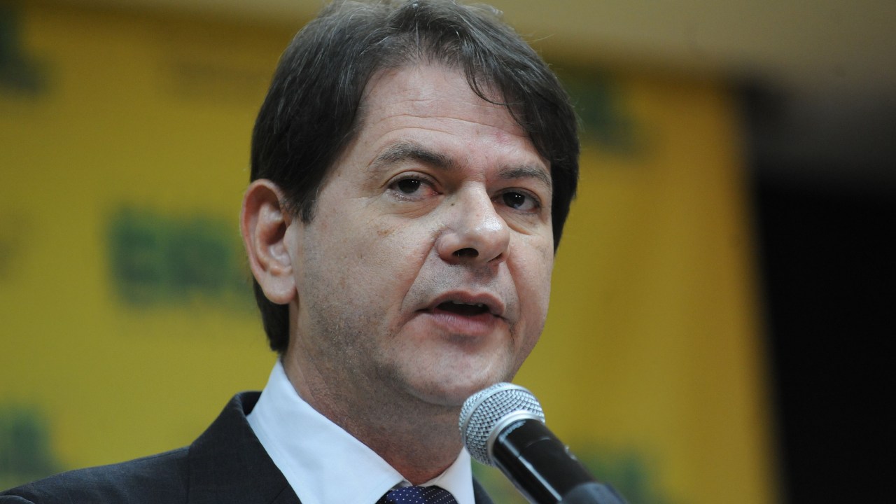 O novo ministro da Educação, Cid Gomes, recebe o cargo de seu antecessor, Henrique Paim, em solenidade no ministério, em Brasília - 02/01/2015