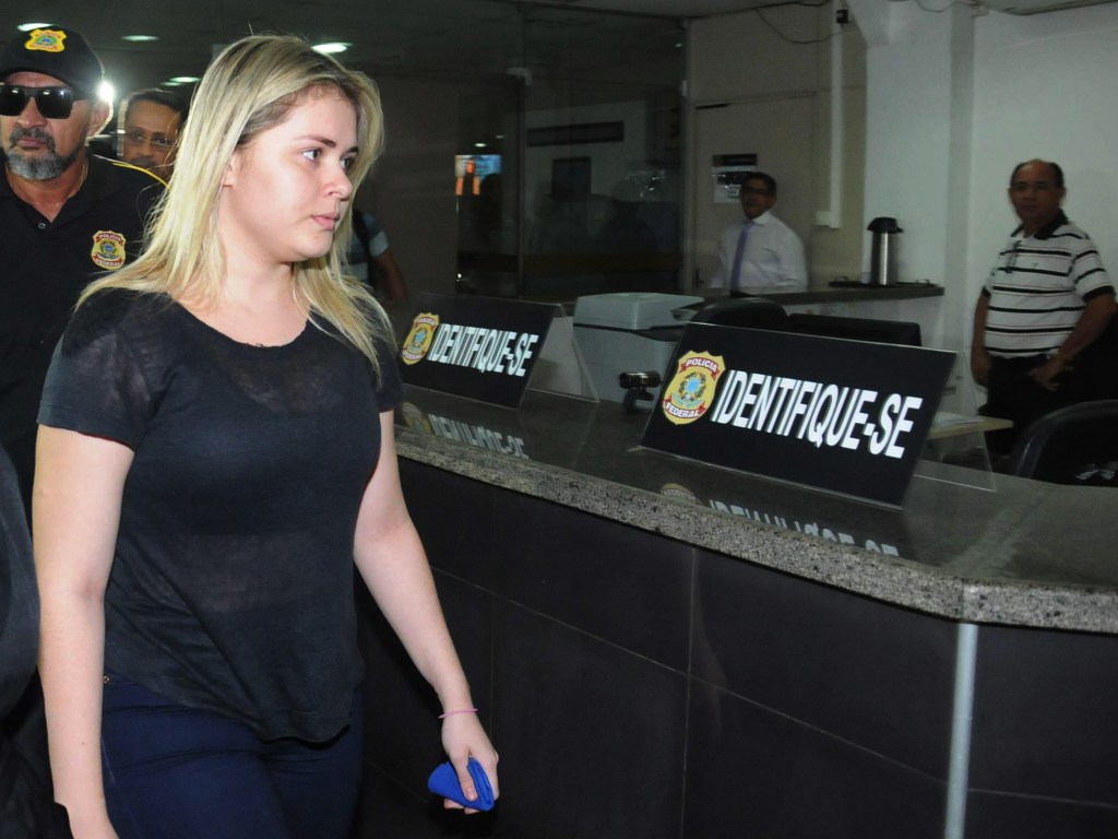 A ex-prefeita de Bom Jardim, Lidiane Leite, se entrega na sede da Polícia Federal, em São Luís (MA) - 28/09/2015