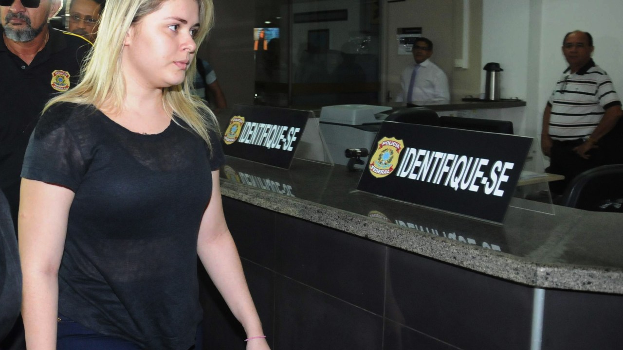 A ex-prefeita de Bom Jardim, Lidiane Leite, se entrega na sede da Polícia Federal, em São Luís (MA) - 28/09/2015