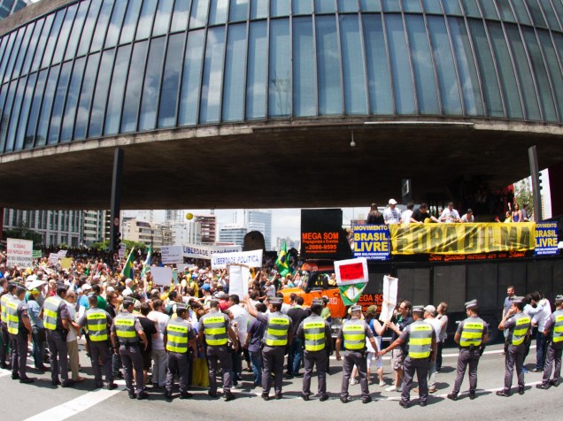 Manifestação de grupo que pelo impeachment da presidente Dilma, no Dia da Proclamação da República, acontece no vão do Masp, na avenida Paulista, em São Paulo, SP