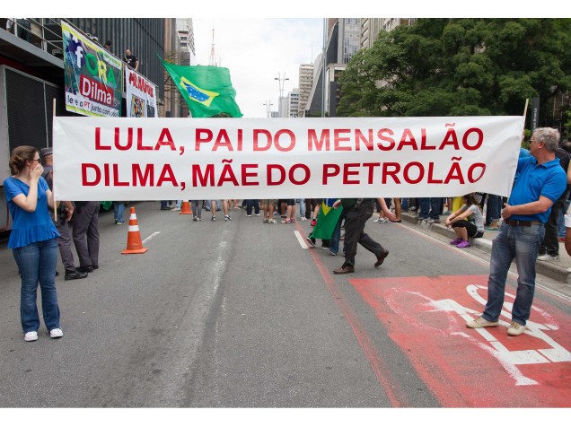 Manifestantes a favor do impeachment da presidente Dilma Rousseff comparecem ao protesto do dia 15 de novembro, Dia da Proclamação da República do Brasil. A manifestação acontece em frente ao MASP, na Avenida Paulista em São Paulo/SP