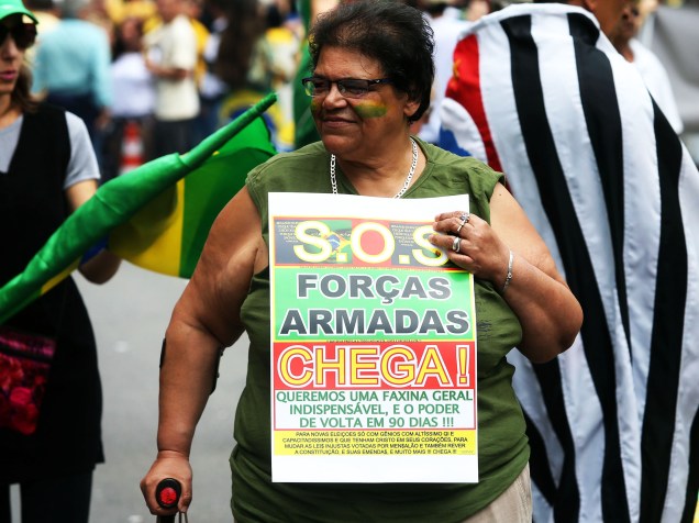 Ato pede impeachment da presidente Dilma Rousseff durante o protesto do Dia da Proclamação da República na Avenida Paulista, em São Paulo, neste sábado (15)