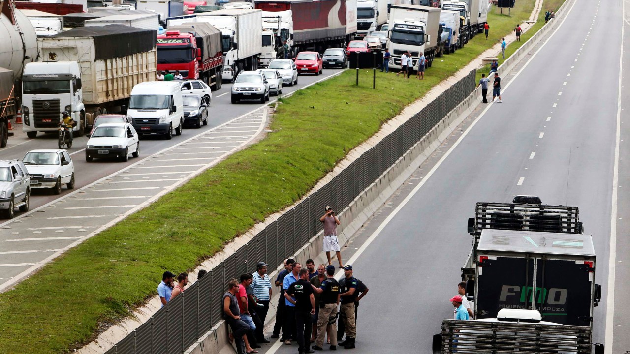 Policiais Federais conversam com caminhoneiros durante protesto contra a alta no preço do combustível que fecha rodovia BR-116, em Curitiba, no Paraná