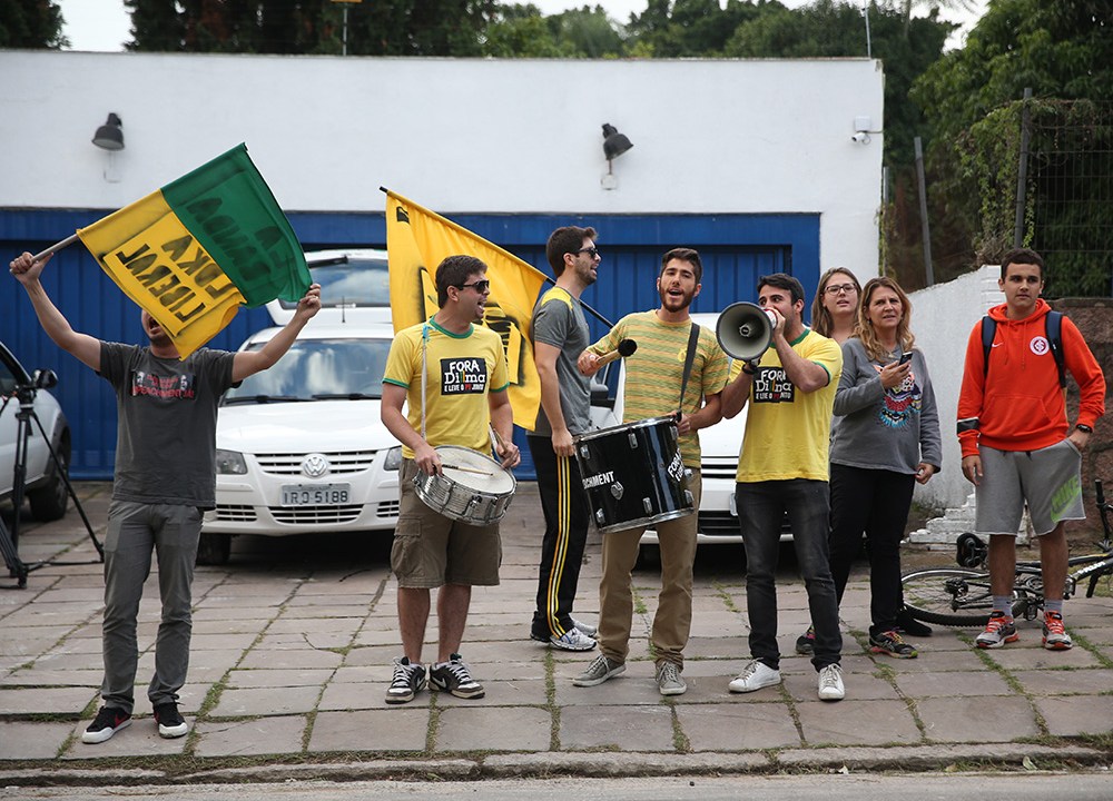 Com megafones e cartazes, pedindo "cadeia" e "impeachment", pequeno grupo protesta em frente à casa do ex-marido da presidente Dilma Rousseff, Carlos Araújo, em Porto Alegre (RS) - 01/05/2015