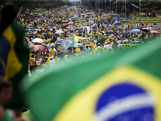 Manifestantes protestam pedindo o impeachment da presidente Dilma Rousseff, nos arredores do Congresso Nacional, em Brasília (DF) - 13/12/2015