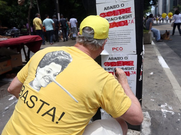 Manifestante pede impeachment da presidente Dilma Rousseff durante protesto na Avenida Paulista em São Paulo - 13/12/2015