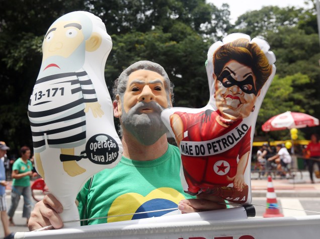 Manifestante com uma máscara do ex-presidente Lula segura bonecos infláveis durante protesto que pede o impeachment da presidente Dilma Rousseff na Avenida Paulista em São Paulo - 13/12/2015