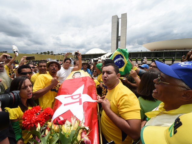 Manifestantes carregam um caixão com a bandeira do PT e uma caricatura de Dilma Rousseff, em ato pró impeachment em Brasília (DF) - 13/12/2015