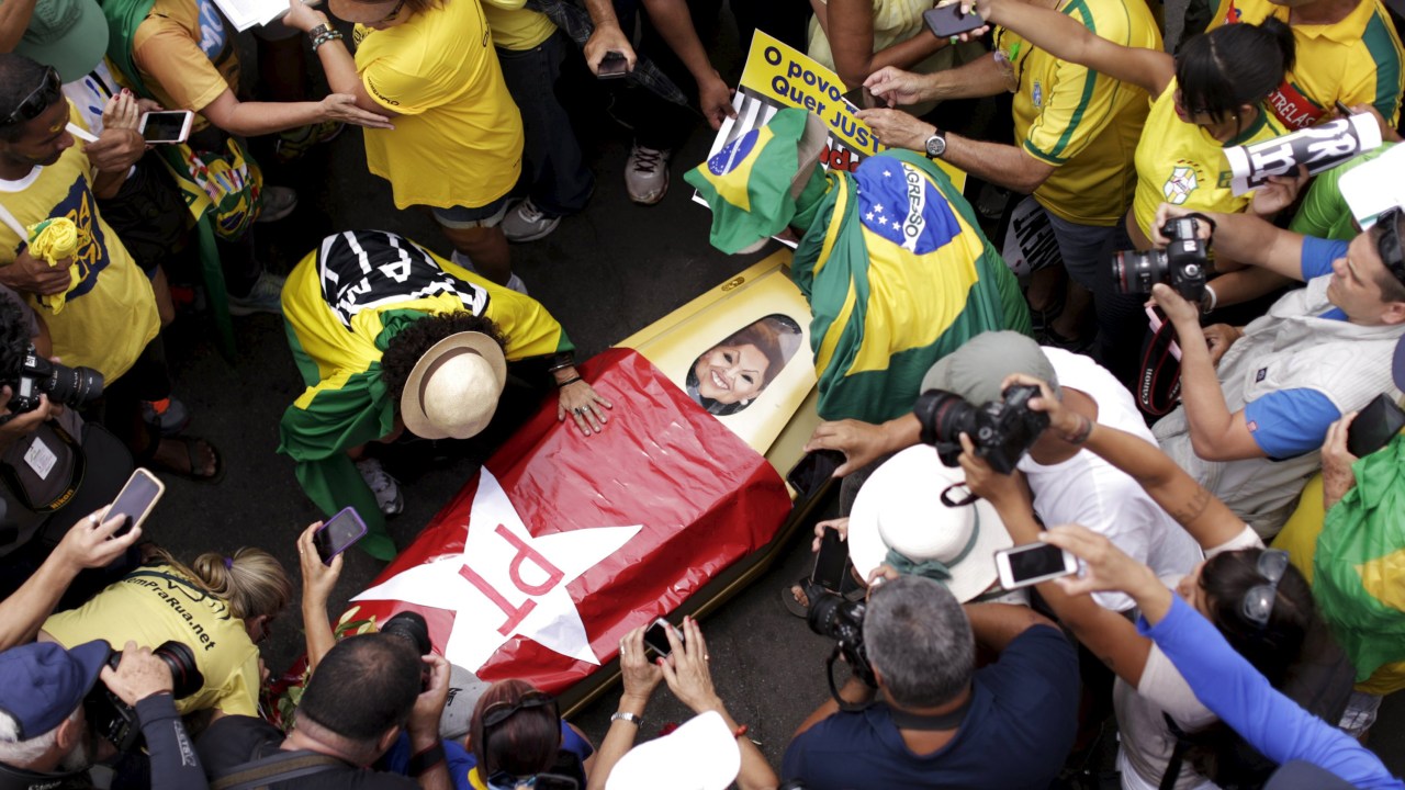 Manifestantes carregam um caixão com a bandeira do PT e uma caricatura da presidente Dilma Rousseff, em ato pró impeachment em Brasília (DF) - 13/12/2015