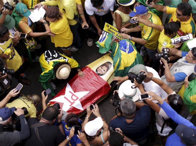 Manifestantes carregam um caixão com a bandeira do PT e uma caricatura de Dilma Rousseff, em ato pró impeachment em Brasília (DF) - 13/12/2015