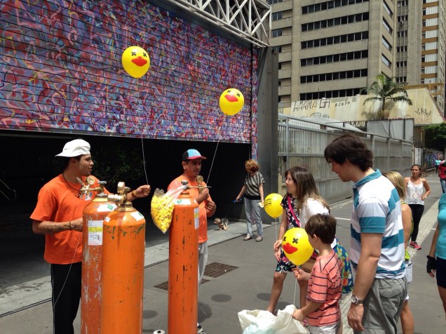 Representantes da Fiesp distribuem balões infláveis simbolizando a campanha contra a criação de novos impostos e da volta CPMF