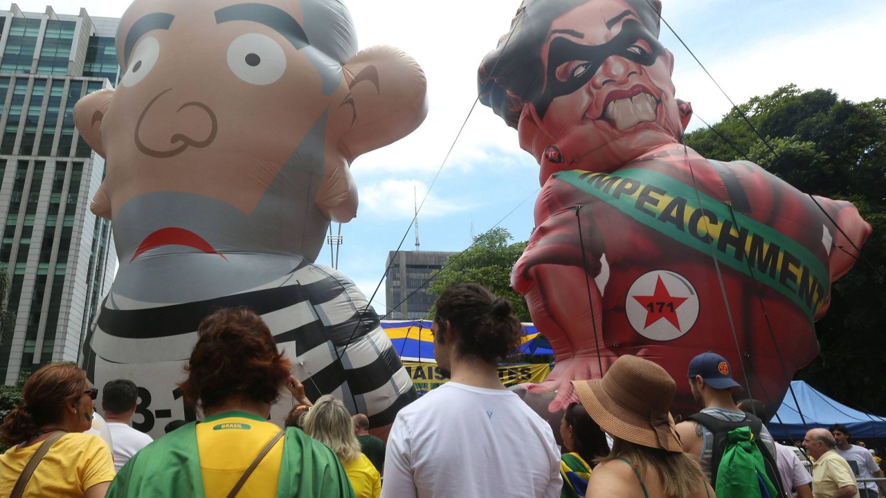 Bonecos infláveis representando o ex-presidente Lula e a presidente Dilma Rousseff são vistos durante ato pró-impeachment em São Paulo - 13/12/2015