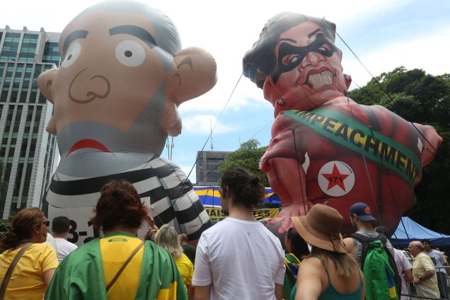 Bonecos infláveis representando o ex-presidente Lula e a presidente Dilma Rousseff são vistos durante ato pró-impeachment em São Paulo - 13/12/2015