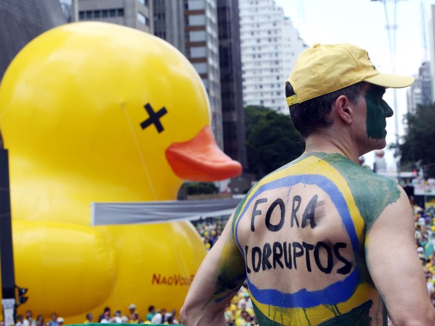 Manifestantes ocupam parcialmente a avenida Paulista para pedir o impeachment da presidente Dilma Rousseff em São Paulo - 13/12/2015