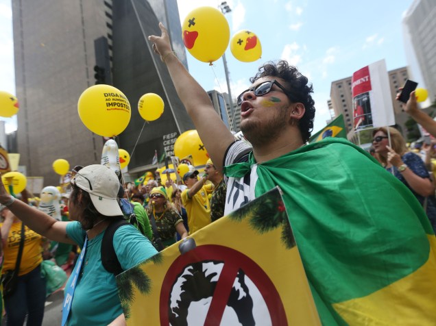 Manifestantes ocupam parcialmente a avenida Paulista para pedir o impeachment da presidente Dilma Rousseff em São Paulo - 13/12/2015