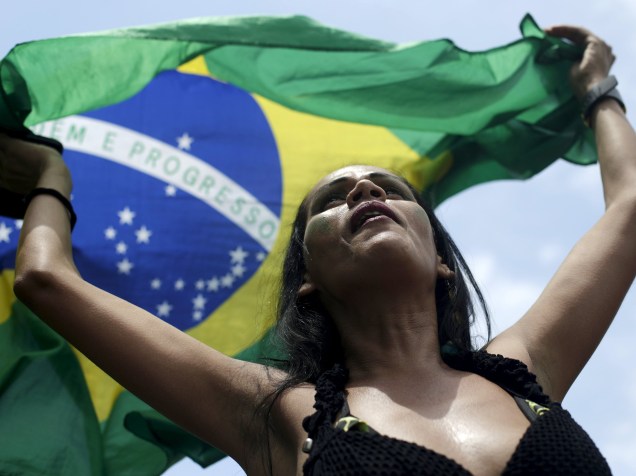 Manifestante carrega bandeira do Brasil durante protesto pedindo o impeachment da presidente Dilma Rousseff, no Rio de Janeiro - 13/12/2015
