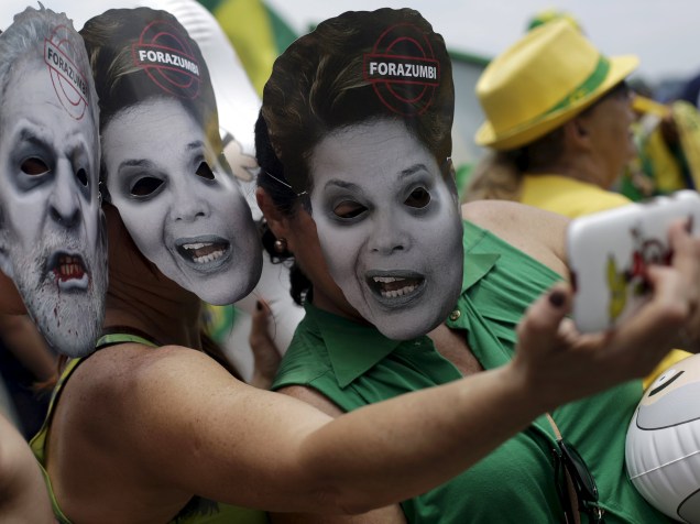 Manifestantes fazem selfie usando máscaras do ex-presidente Lula e da presidente Dilma Rousseff durante ato pró-impeachment no Rio de Janeiro - 13/12/2015