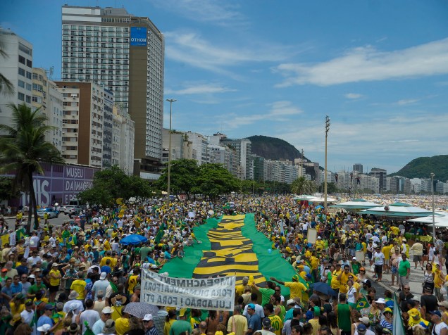 Manifestantes ocupam parcialmente a orla da praia de Copacaban durante ato pró-impeachment no Rio de Janeiro - 13/12/2015