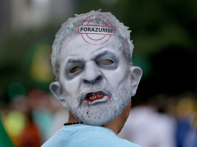 Manifestantes fazem protesto contra a corrupção e pedem o impeachment da presidente Dilma Rousseff na avenida Paulista, em São Paulo - 13/12/2015