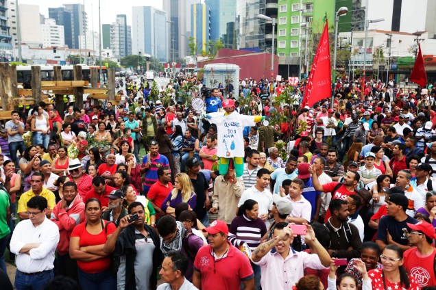 Integrantes do MTST (Movimento dos Trabalhadores Sem Teto) no Largo da Batata, na Zona de Sul de São Paulo, em protesto contra a falta de água