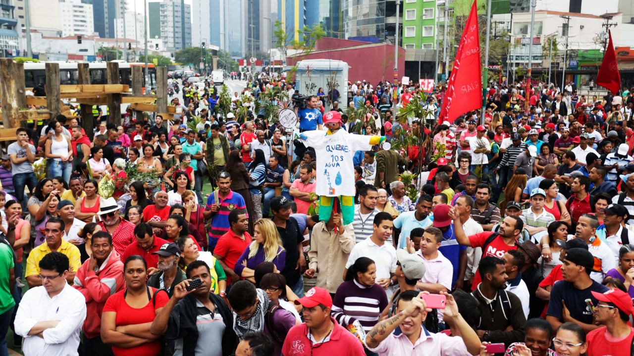 Integrantes do MTST (Movimento dos Trabalhadores Sem Teto) no Largo da Batata, em São Paulo, SP, nesta quinta-feira (25), protestam contra a falta de água e por moradias dignas. Os manifestantes marcharam até a sede da Sabesp na Marginal Pinheiros