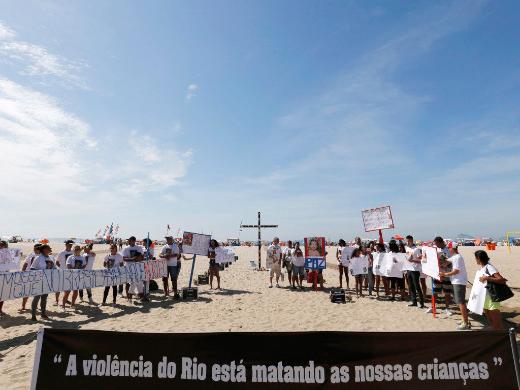 Protesto da ONG Rio de Paz pelas crianças mortas por balas perdidas, na praia de Copacabana, no Rio de Janeiro - 25/01/2015